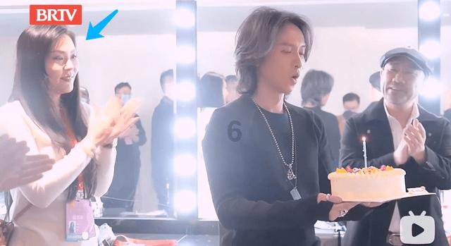 与不讲道理的女生谈恋爱，会拉低智商。因为她不讲道理，只能按错误方式生活。你说呢？