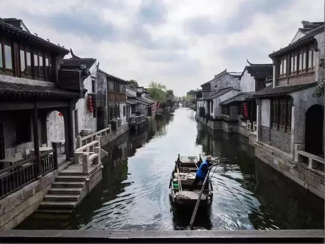 殡葬业的背后:太平间承包费一年400万,每具尸体挣4000元才回本